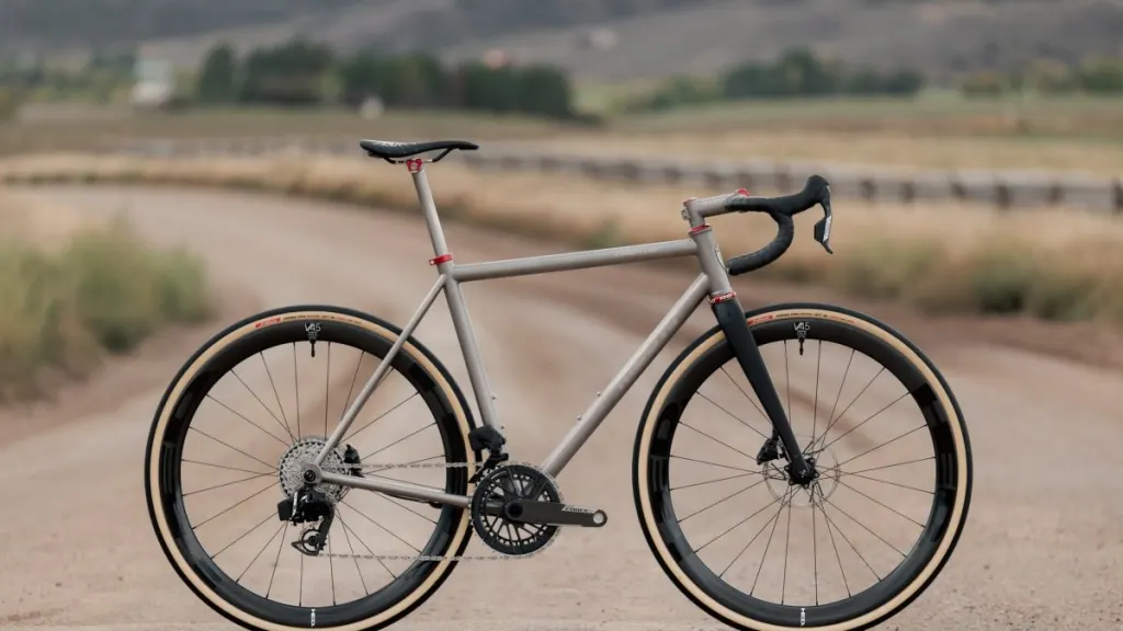 Ni carretera ni gravel: la bici all-road Moots County Line pone orden en la gama