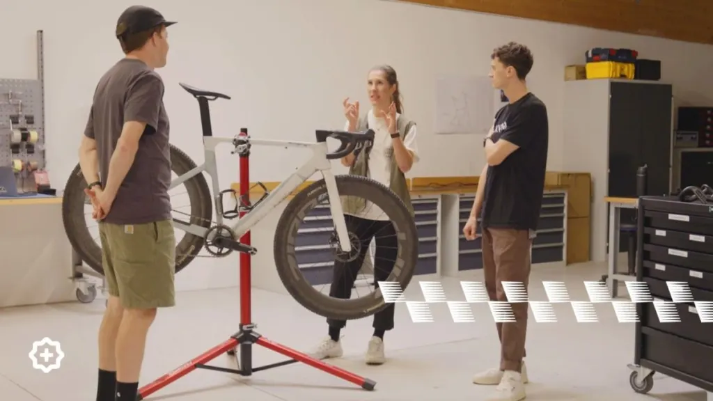 Sin dorsal y con pizza: Van der Poel rueda la nueva Canyon Grail 2027 por España