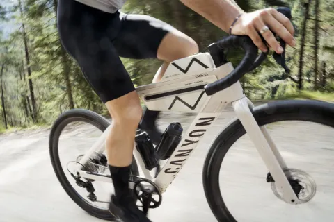 Sin dorsal y con pizza: Van der Poel rueda la nueva Canyon Grail 2027 por España, foto 2